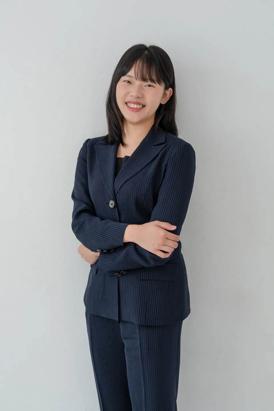 네이비 수트를 입고 미소 짓는 서지혜 변호사